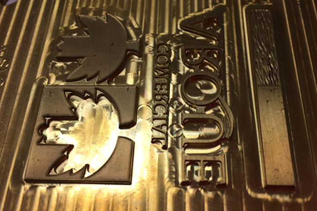 Adhesivos Coromina: Etiquetas con Stamping y Relieve combinado