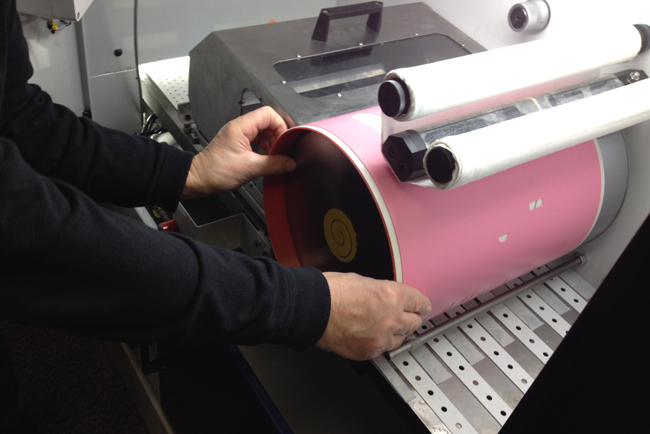 La nueva cinta adhesiva iTape de TRESU mejora el rendimiento en las líneas de barnizado flexográfico para la impresión digital de cartón plegable