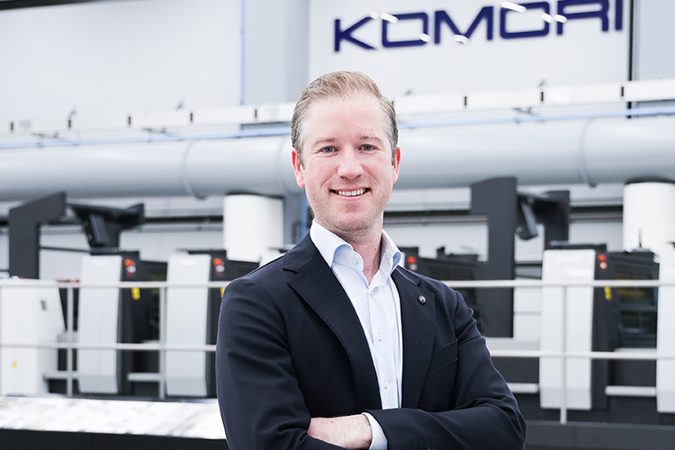 Komori anuncia el ascenso de Peter Minis a director de marketing del grupo