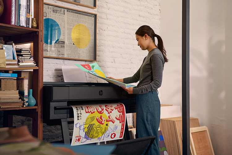 HP Large Format permite a los profesionales de la arquitectura, la ingeniería y la construcción, así como a los diseñadores, trabajar de forma más inteligente y rápida con impresión segura y sostenible y flujos de trabajo de diseño impulsados por la IA