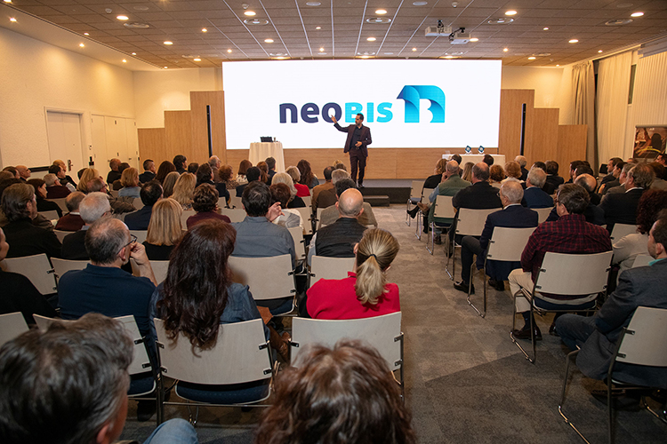 Más de 180 profesionales del sector gráfico se dan cita en el Evento de Navidad de neobis, con la actuación del mentalista Vicente Lucca