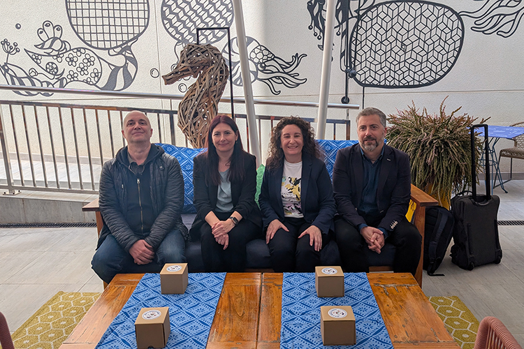 El hotel ibis Styles Bogatell de Barcelona rediseña la decoración de su terraza junto a Epson con elementos creados a partir de más de 500 botellas de plástico