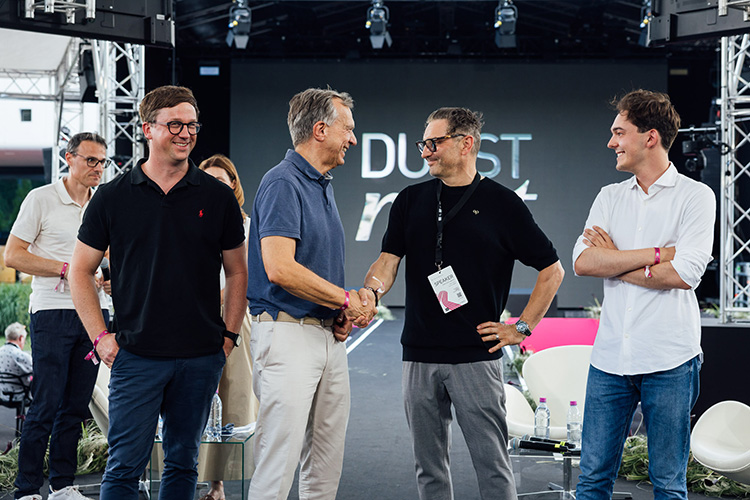 De la ingeniería mecánica a un sistema de producción inteligente y con capacidad de aprendizaje: Durst y TUM Venture Labs cooperan en robótica, IA y automatización
